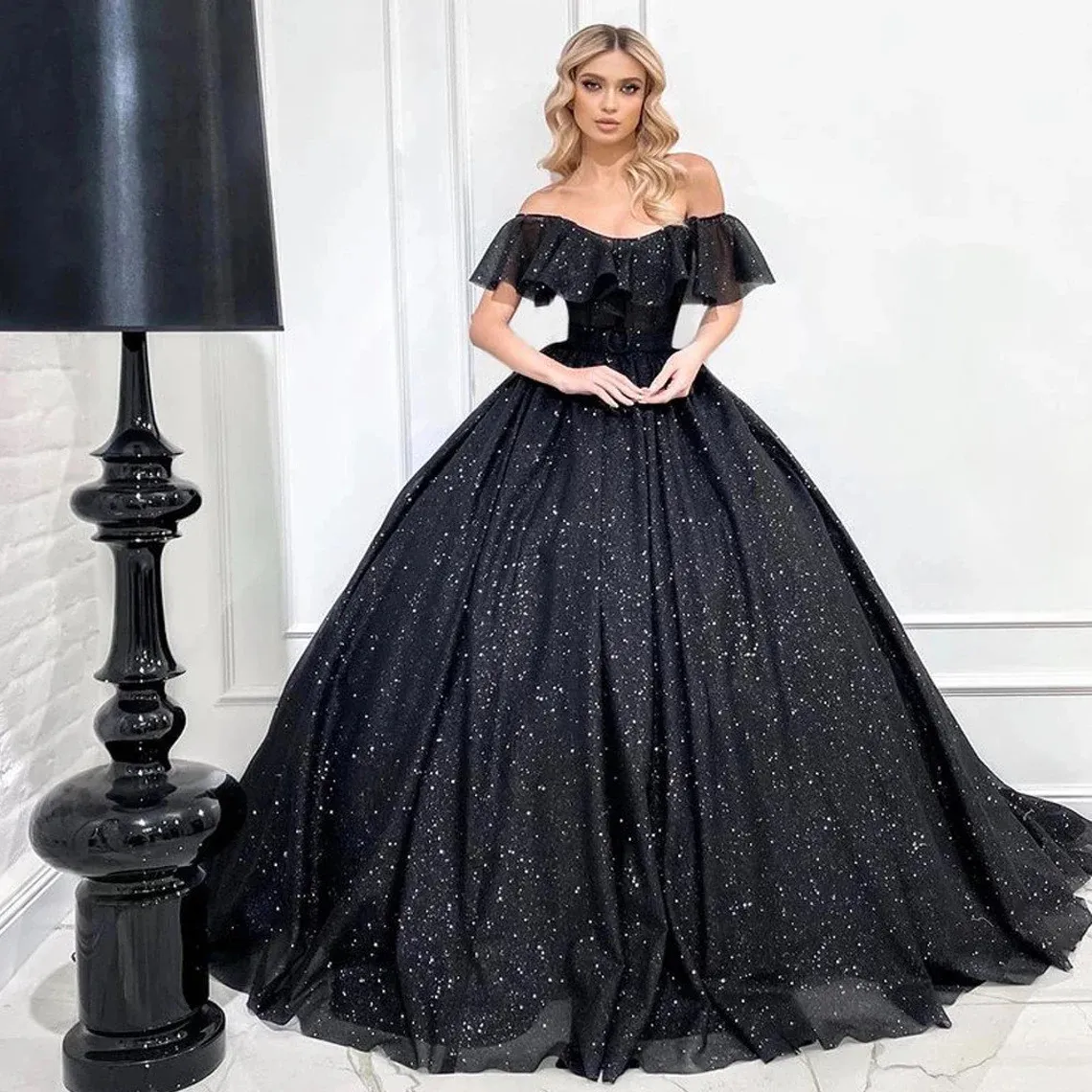 Gotische glitzernde schwarze Ballkleid-Brautkleider, glitzernde Pailletten, lange Brautkleider, schulterfrei, kurze Puffärmel, Korsett-Brautkleid