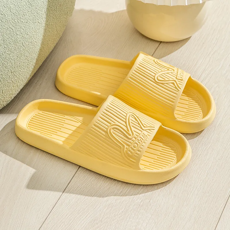 Hemsandaler och tofflor sommar inomhus ljus mjukt botten badrum badglider ￤lskare strandskor svart vit gula mulor gr￶na flip flops