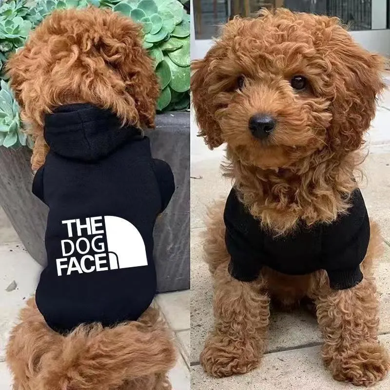 Designer Dogs Hoodie Abiti per animali domestici Abbigliamento per cani Abbigliamento per cani La faccia degli animali domestici ricopri alla moda autunno e giacche calde invernali all'ingrosso