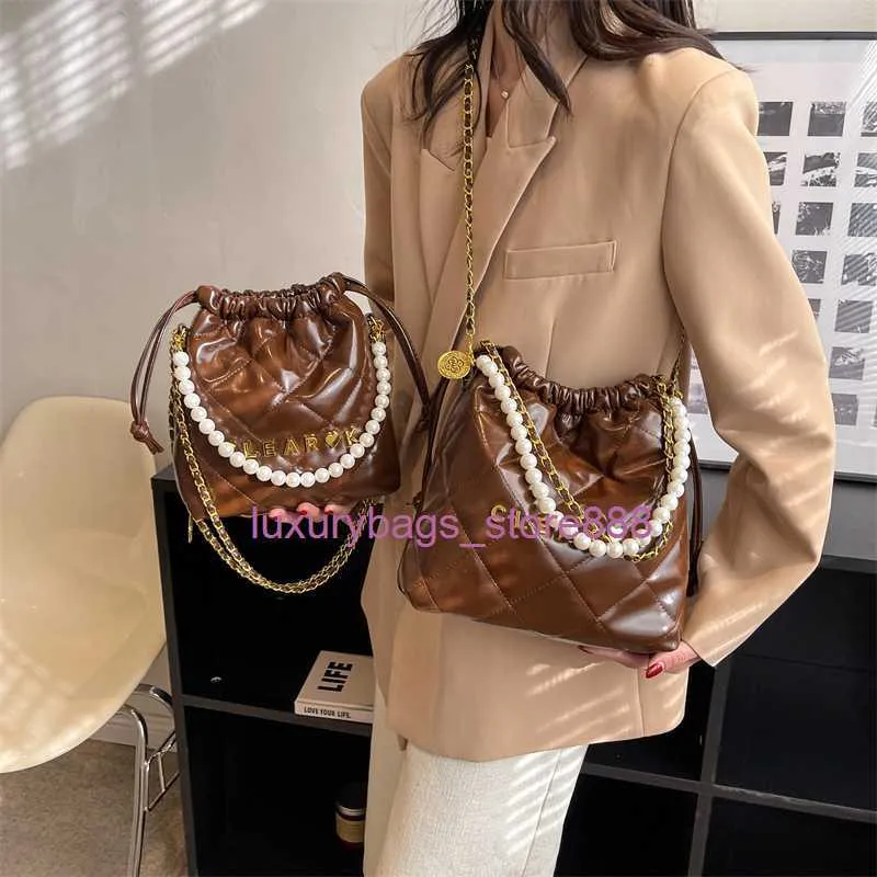 Les sacs de magasin sont vendus à bas prix Fashion Beaded Bucket 2023 Winter New Versatile Women's Crossbody