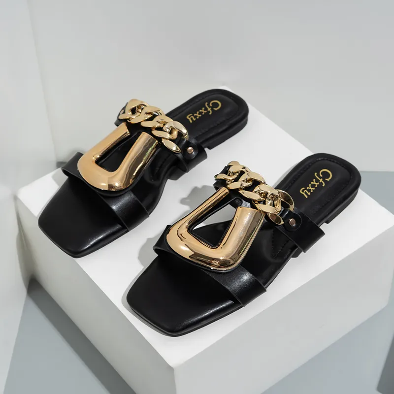 Designer Summer Slides Dammode Metallic Slide Sandaler Mjuka Gummi Tofflor För Dam Casual Svart Strand Fyrkantig Tå Platt Klack Tofflor Skor storlek 37-42