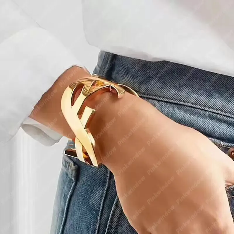 Braccialetti firmati da donna di alta qualità Braccialetti d'oro con lettera Y di moda Gioielli di lusso Braccialetti d'amore Regalo di nozze per feste da donna D23273