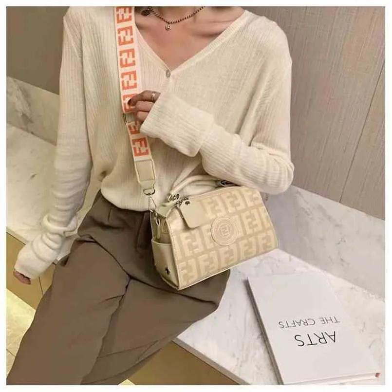 2023バッグクリアランスアウトレット小さなバッグ女性のファッションソフトレター片方の肩を傾けるクロスハンドバッグポータブルエンボス加工された小さな正方形の財布アウトレット