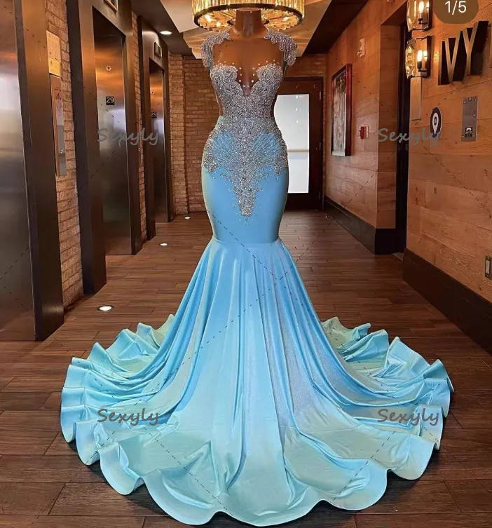 Abiti da ballo a sirena di cristallo di lusso per ragazze nere Elegante Aso Ebi Abito da sera lungo blu Cap Sleeve Backless 2023 Abiti da festa Abiti da festa Abito da laurea