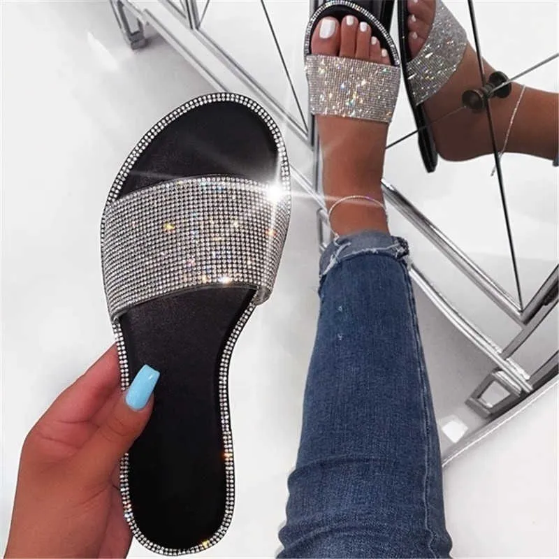 Tofflor Rhinestone New Women Fashion Wild Beach Flip Flops Bright Flat Bottom utomhus sandaler för skor Y2302