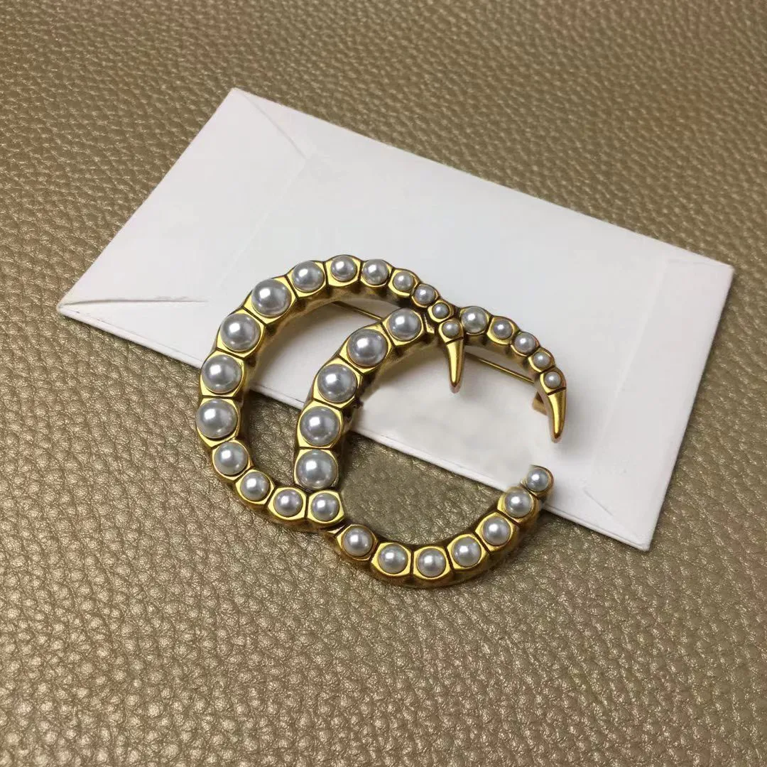 Luksusowy projektant mody Pearl Letter Pins Broszki męski i damski w tym samym stylu, który jest używany do biżuterii z broszką w kolorze swetra