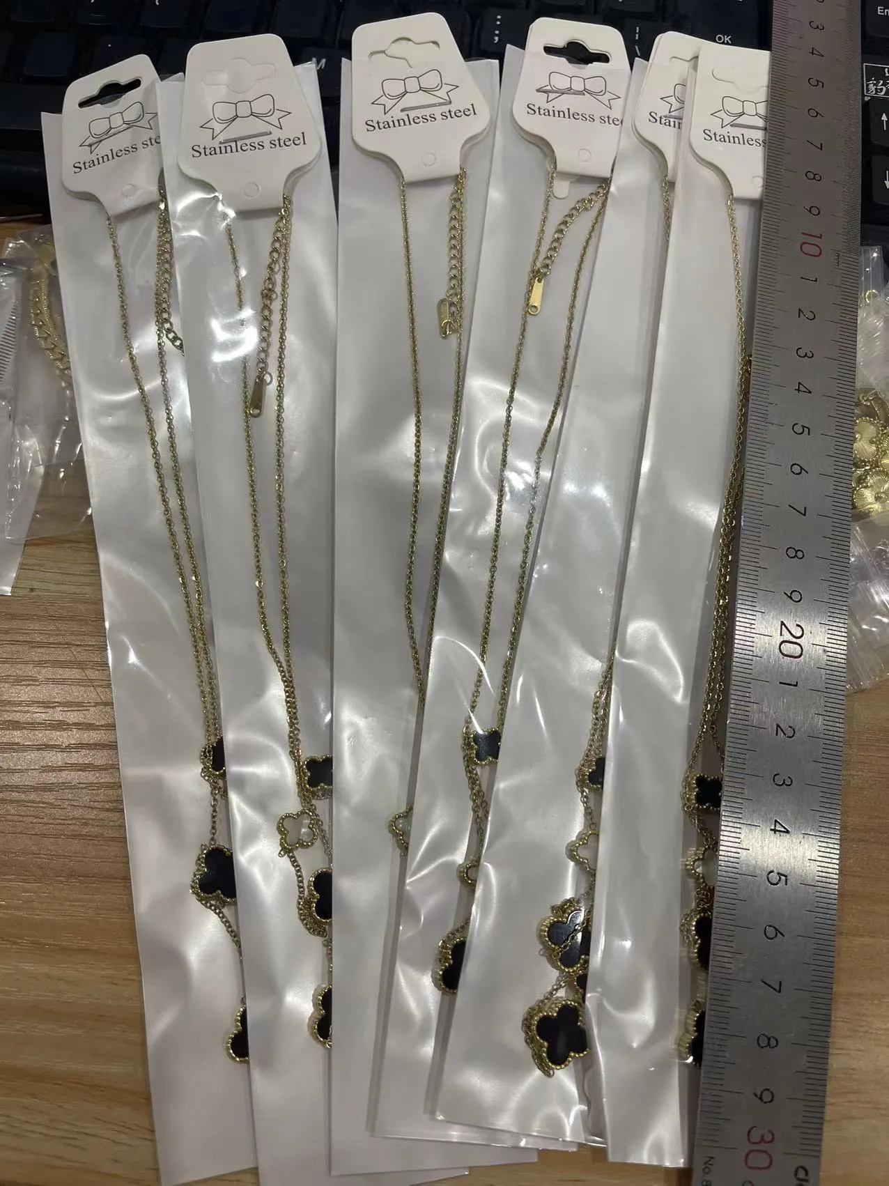 Designer-Halsketten mit Anhänger aus 18 Karat Gold aus Edelstahl für Damen, modisch, süße 5-Blumen-Luxusmuschel, klassische Halskette, Schmuck, Valentinstagsgeschenk