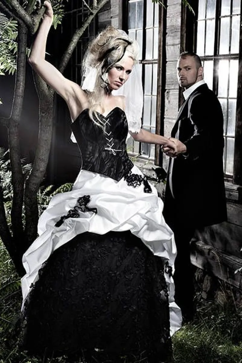 Vintage czarno -biała gotycka suknia ślubna Linia długa wiktoriańska gorseta ślubna suknie ślubne Odłączana koronkowa spódnica 2 w 1 ukochane rękawe kobiety maskowane zużycie