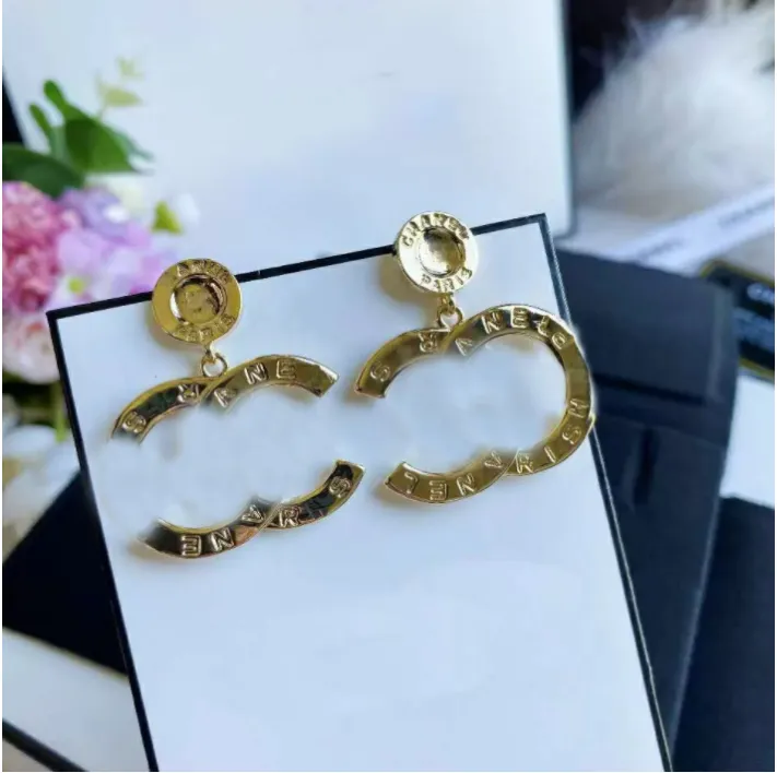 2023 Pendiente de gota de estilo de moda liso en forma de palabras de plata chapada en oro de 18 quilates para mujer regalo de joyería de boda con box237z