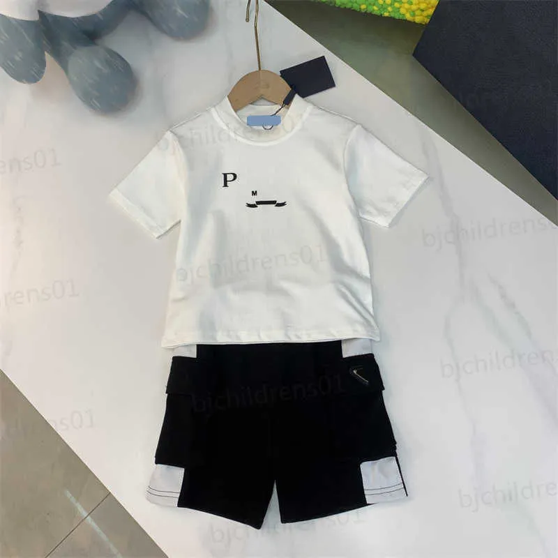 2023 Roupos de menino de menino de verão Designer roupas conjuntos de camiseta infantil Acessórios para tecidos personalizados de tendência de tendência de moda Design