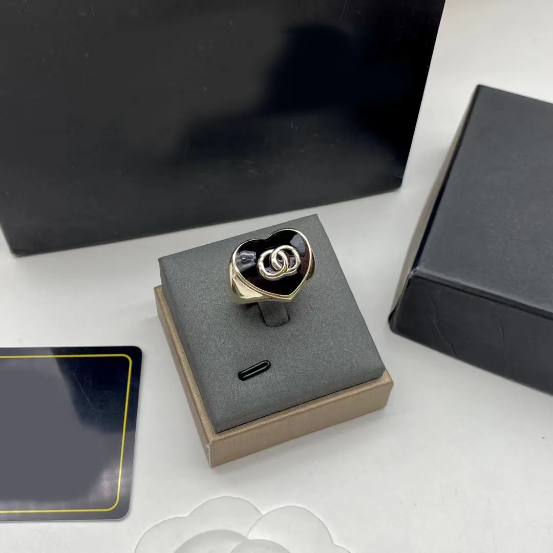 Orecchini a forma di cuore in stile Art Deco con onice verde, oro e diamanti, smalto nero e penzoloni in vendita su Italia