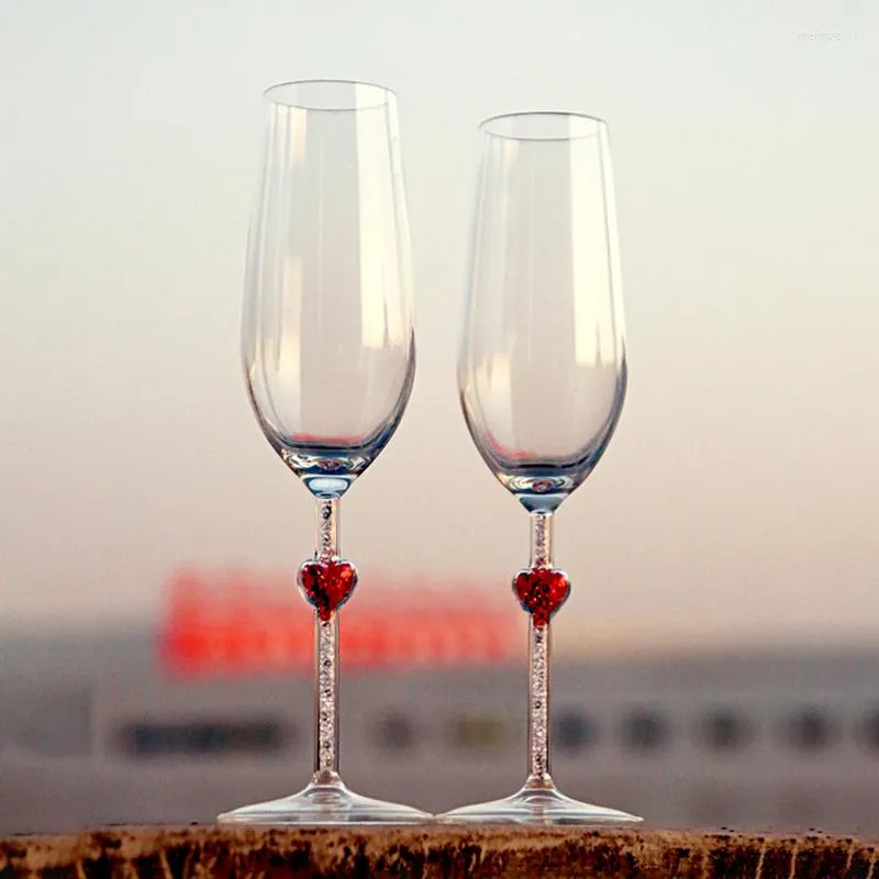نظارات النبيذ الإبداعية الخفيفة الفاخرة الشمبانيا أحجار الراين المليئة بالحب هدية زفاف الكأس الفوار للزوجين