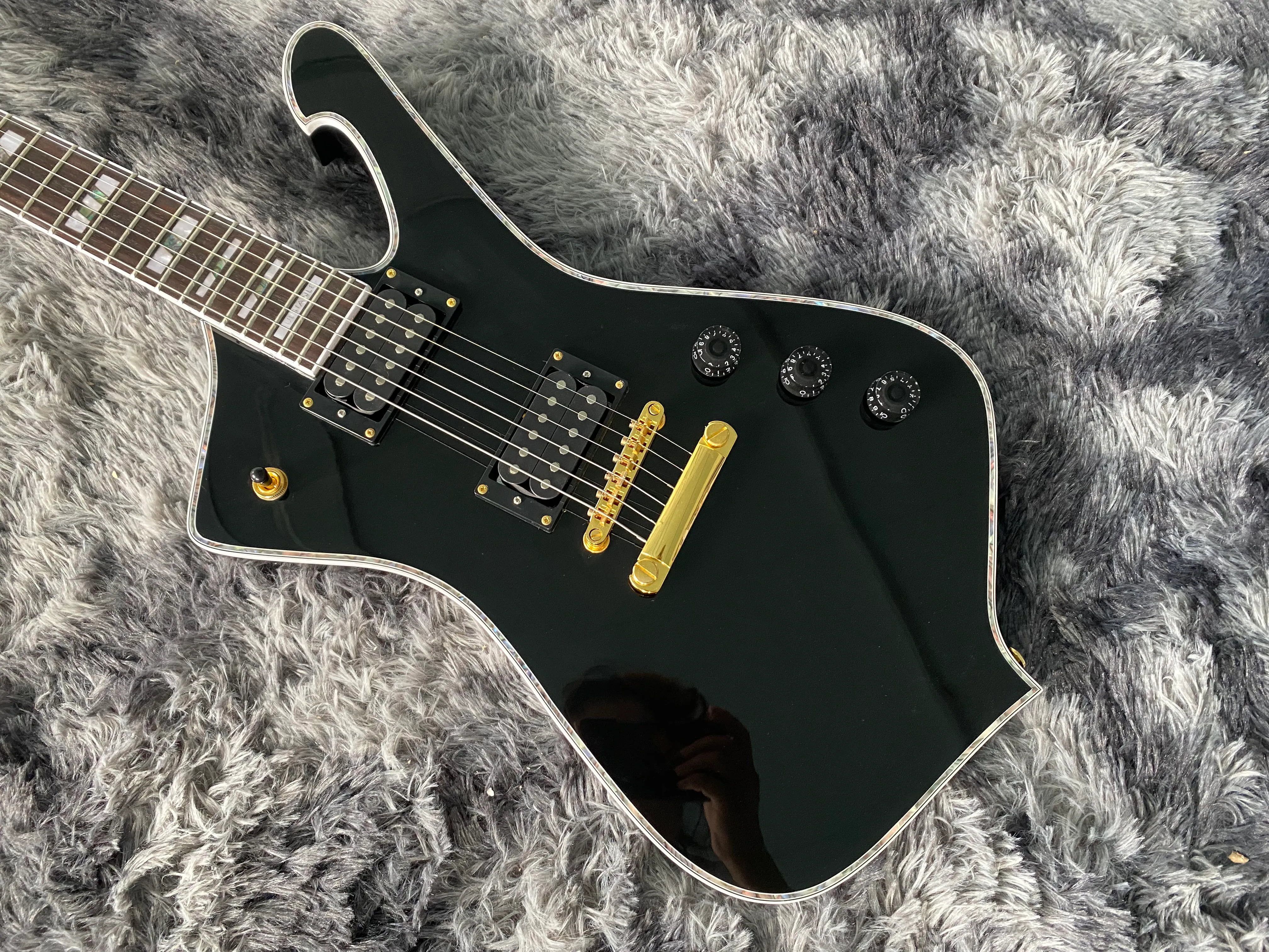 Guitare électrique OEM Couleur noire Matériel doré Corps et manche en acajou