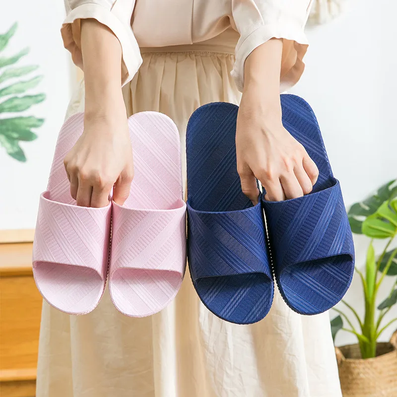 Sapateiros domésticos para homens de praia Sapatos domésticos banheiros banheiros chinelos anti-odor não deslize borracha vermelha preta azul verão chinelos de solteiro macio