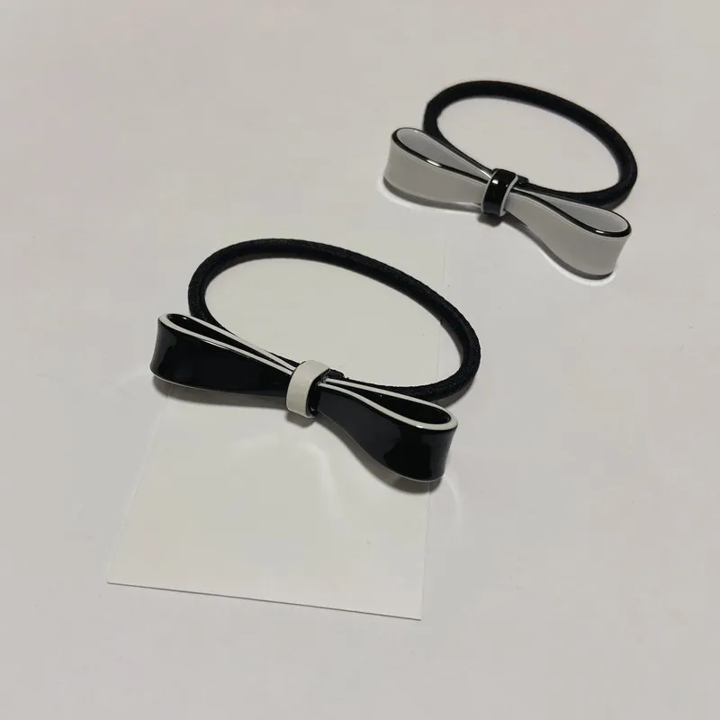 Cadeaux de fête mode noir et blanc acrylique cheveux corde élastiques accessoires de tête populaires dans les pays européens et américains