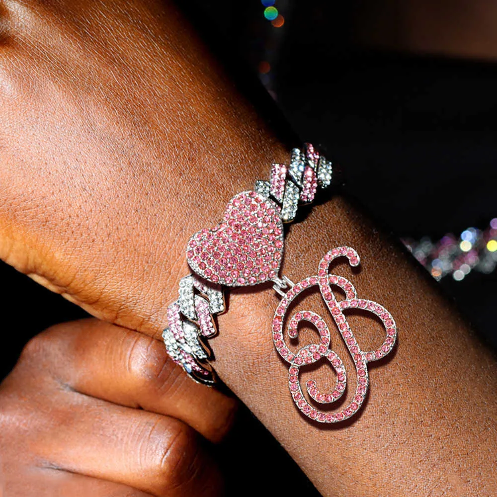 Linkketen Trendy roze cursieve letter Cubaanse kettingarmband voor vrouwen AAA Prong Cuban Link Chain Crystal Initialen armbanden Hip Hop Sieraden G230208