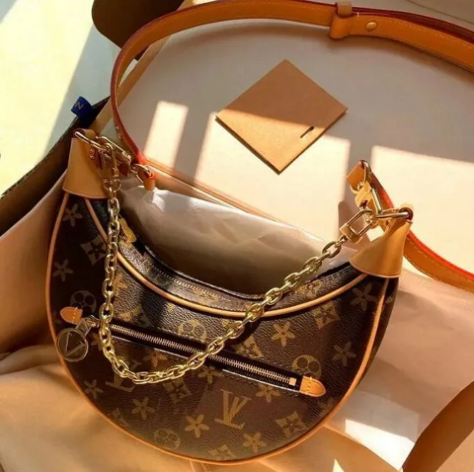 Kvalitet Luxury Loop Half Moon Shoulder Bag L￤der Famous Clutch M81098 Senaste handv￤ska Designer Kvinnor M￤n Tv￥ axelremmar Metallbeslag Tote Crossbody V￤skor