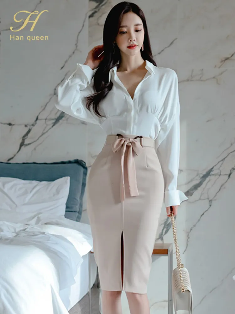 فستان من قطعتين H Han Queen Women Spring Ol Work Wear 2 قطعة مجموعة بلوزات بيضاء Laceup Gheath Pencil Skirt Skirt Chic Female Clothing 230208