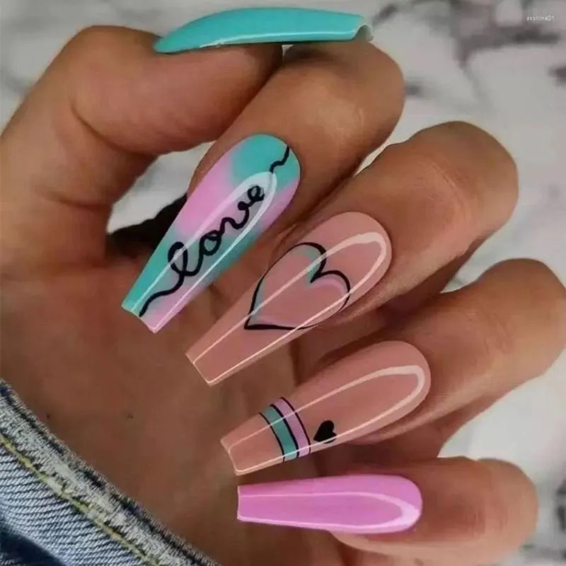 Fałszywe paznokcie 24pcs Manicure Full Cover DIY Gradient Love Heart Press na francuskiej niebieskiej różowej fałszywej długiej baletce