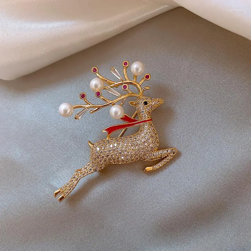 Brooches Plum Blossom DeerCreative Pearl Full Rhinestone Deer Brooch Fashion Simple Pin Cute Elk Sweater Button Clothes Accessories