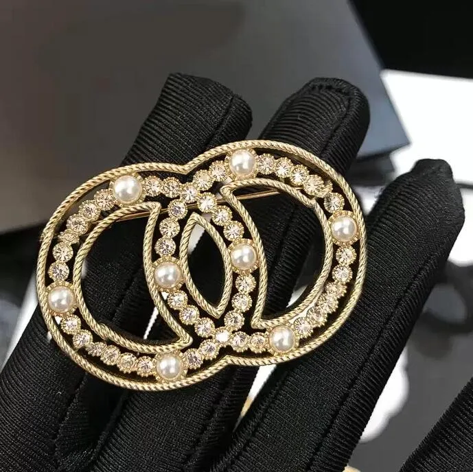 2023 luxe designer parel strass brief broche geschikt voor pakken hoogwaardige mode eenvoudige sieraden met box285f