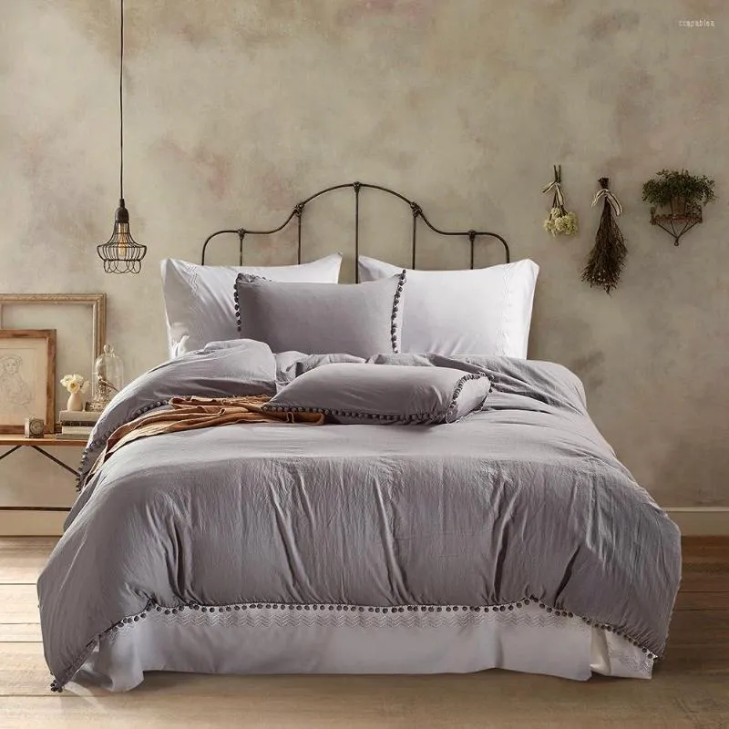 Define uma cama de cama têxtil caseira de três peças de três peças de coloração de coloração sólida em estilo europeia