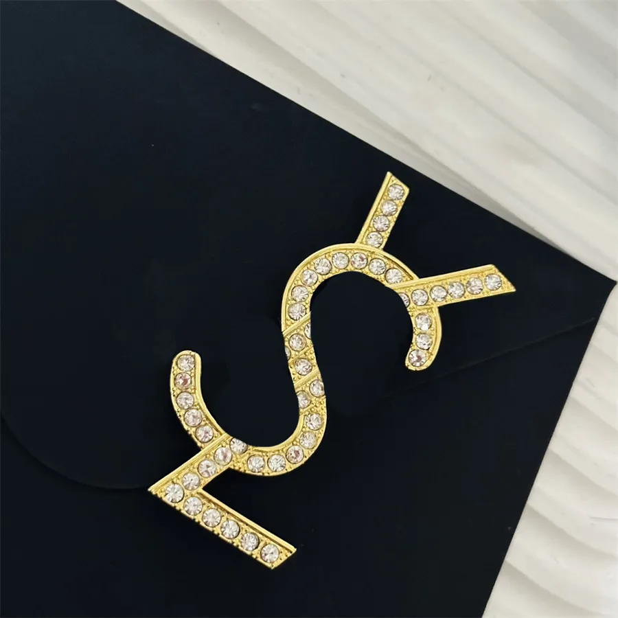 Womens Designer sieraden broches y met volledige diamant mode vrouw gouden broche match kleding festival bruiloft juwelen feestdoos adamza