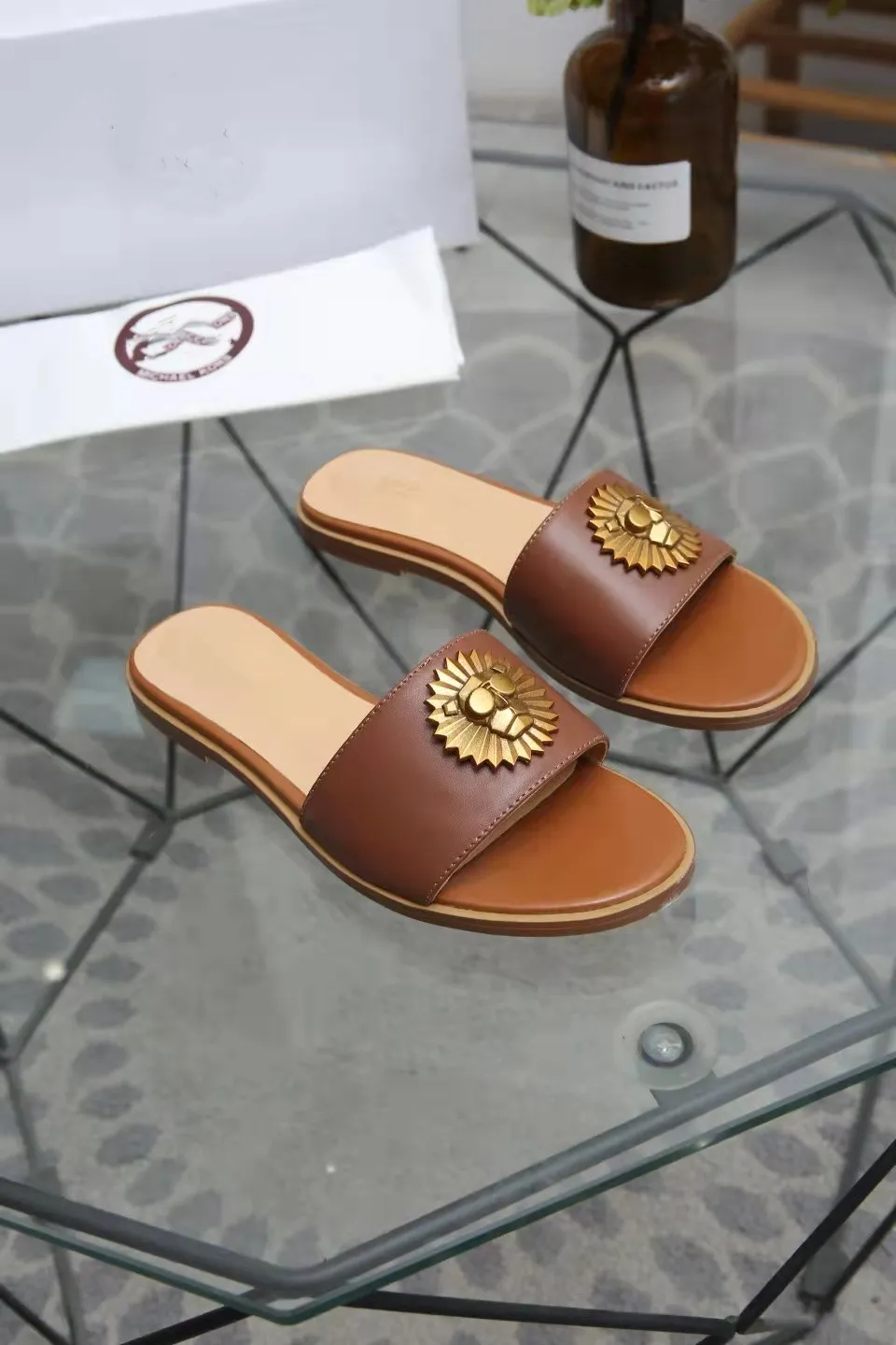 Designer en gros Summer Tribute Women's Leather Slides Sandal Entrelacement Strap Nu Pieds 05 Outdoor Lady Beach Sandales Pantoufles Dames Confort Chaussures De Marche