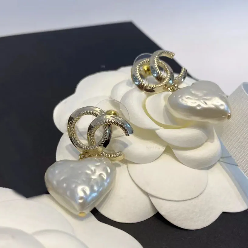 Orecchini con ciondolo a cuore con perla bianca Materiale in rame brillante forma personalizzata Designer di orecchini di lusso classici di moda di marca per w323j