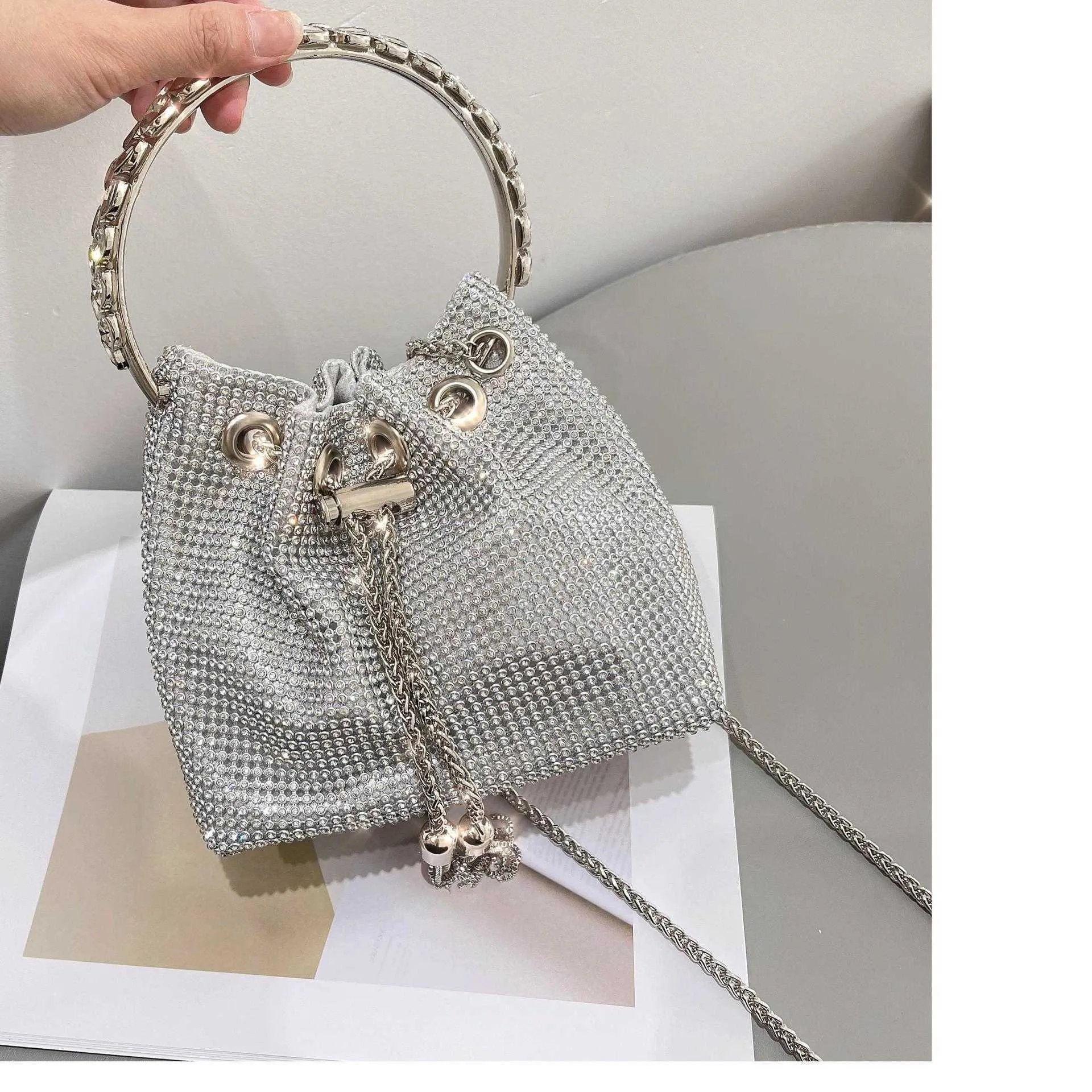 NUOVE Borse a tracolla Borsa firmata con diamanti Borsa tote con strass di alta qualità Borse a secchiello lucide Borsa a tracolla leggera di lusso di nicchia Borsa a tracolla per cena