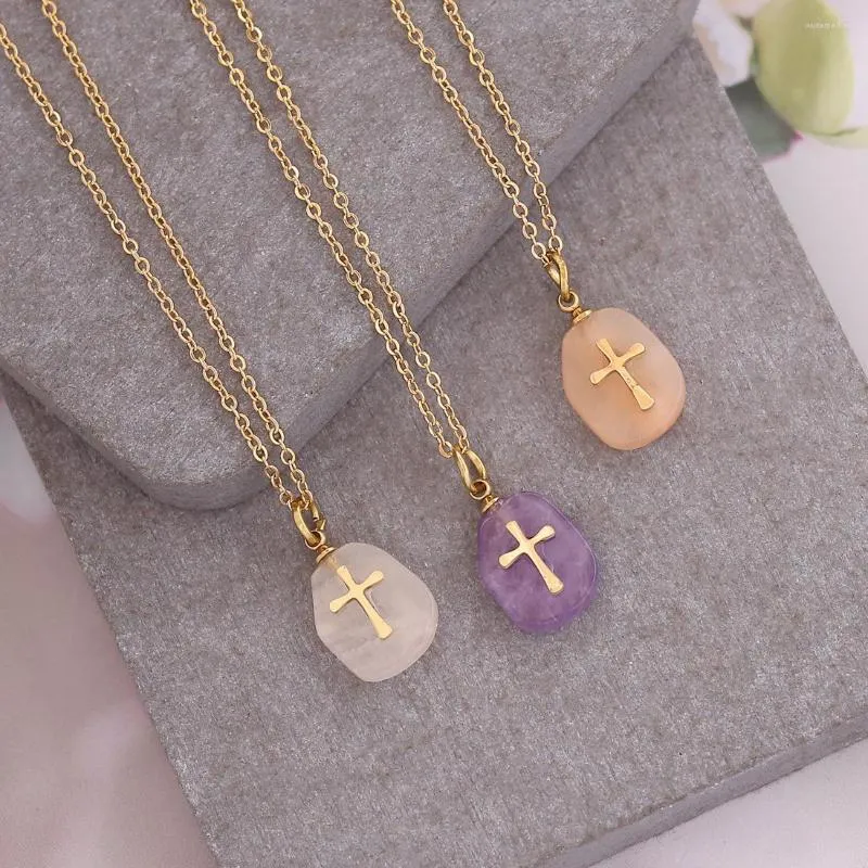 Pendanthalsband 316L Rostfritt stål Nature Stone Cross Necklace för kvinnor Pink Color Clavicle Chain Femme Jewelry 2023