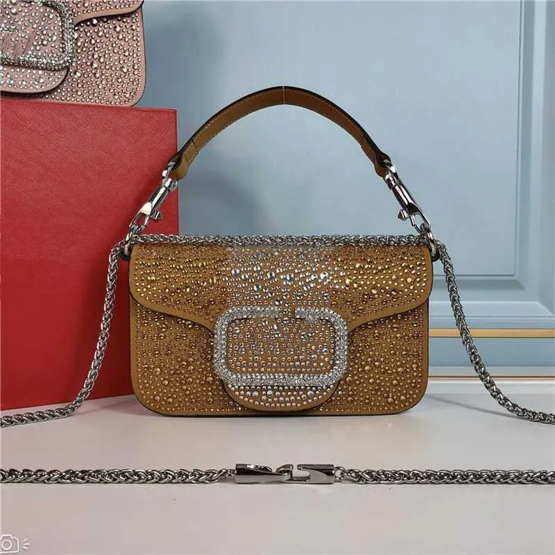 Nuevo bolso cuadrado pequeño portátil con letras de cristal decorativas a mano, hebilla magnética de latón, bolsas de mensajero de hombro individuales ligeras de lujo