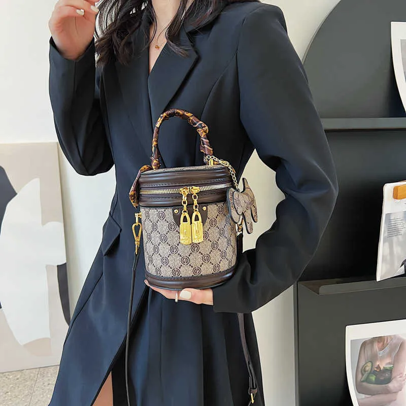 2023 Purses Clearance Outlet Online Sale Printed women s new fashion old flower bucket bag red high grade Single Shoulder Messenger Bag