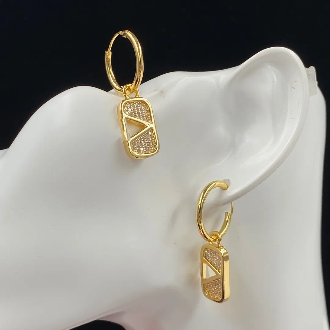 2023 nouvelles boucles d'oreilles anneau hypoallergénique perle boucles d'oreilles simple mode luxe marque designer femmes boucles d'oreilles haut de gamme ceinture boîte