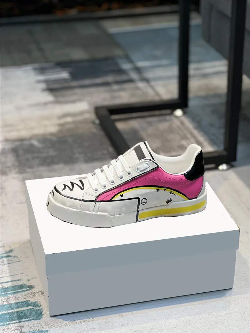 Bästa kvalitet Luxury Designer Milano Men White Sneakers Läder Låg Topp Athletic Trainer Shoes Flat Sorrento Print Trainers Sneakers With Box