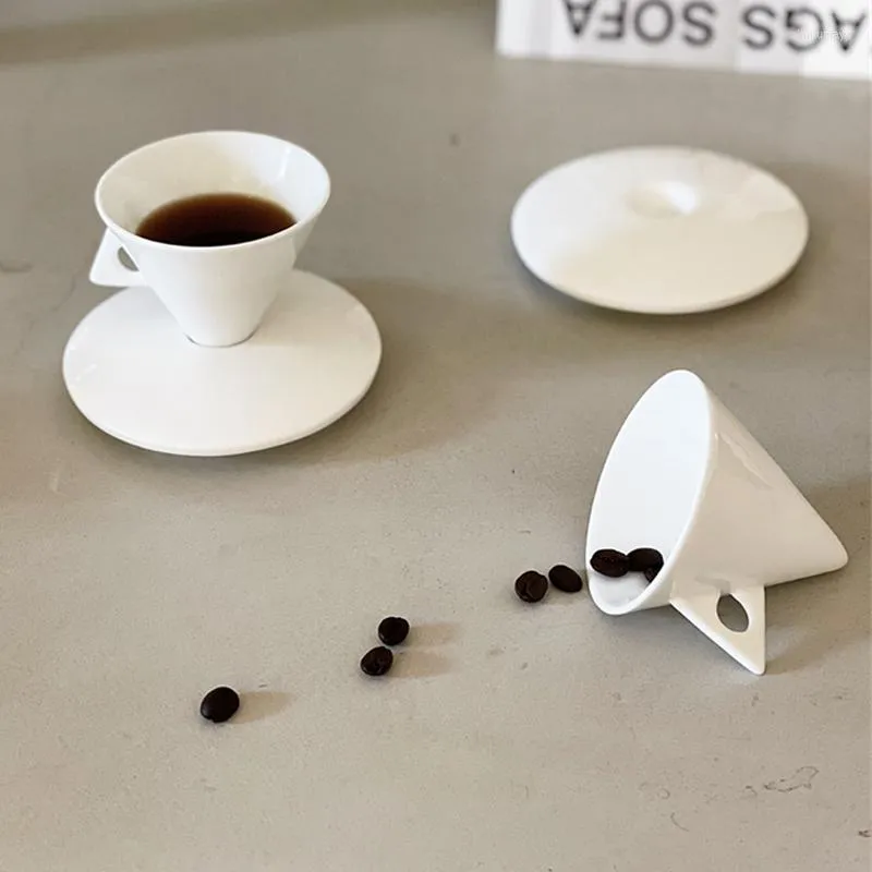 Koppar tefat enkel vit kaffefat retro klassisk ben porslin triangulär kon mugg hem handgjorda keramiska espresso set