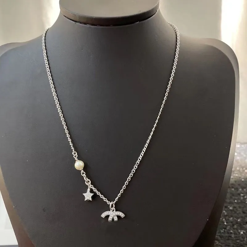 18 stil lyx designer dubbla brev hänge halsband 18K guldpläterade Crysatl Pearl Strass tröja halsband för kvinnor Bröllopsfest Smycken Tillbehör