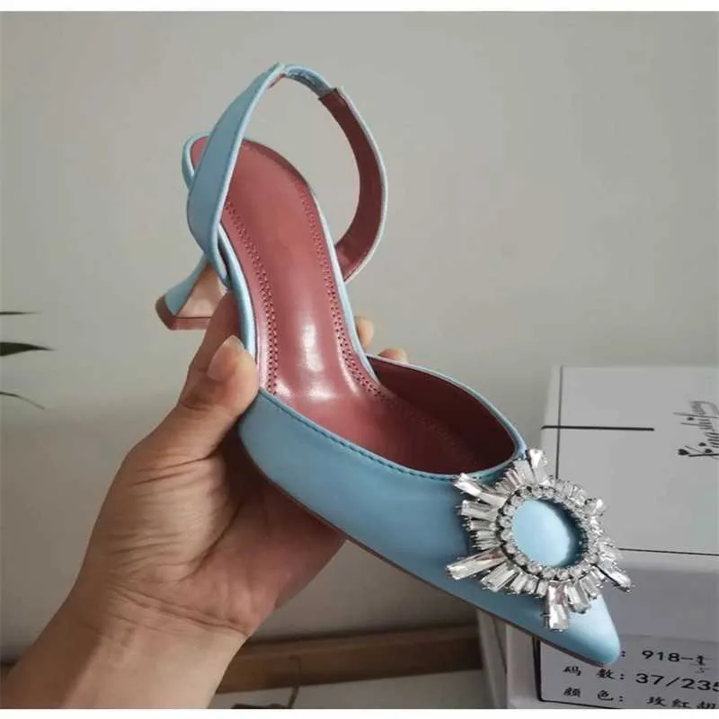 Sandálias 2022 Marca de luxo transparente Bombas de Crystal Slingback Saltos altos Sapatos de noiva de verão Sapatos de casamento de triângulo confortável G230211
