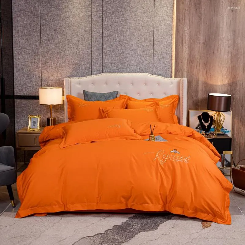 Bedding Conjunta 2023 Light Luxury Luxury Luxury Luxuja Casamento doméstico Casclas de colcha de colcha bordada Little Bee Fashion Orange