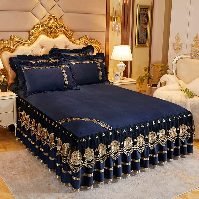 Gonna letto Biancheria da letto blu royal di lusso Copriletto 3PCS Pizzo Plus Gonna letto in velluto Queen King Size Doppia copertura con federa Home 230211