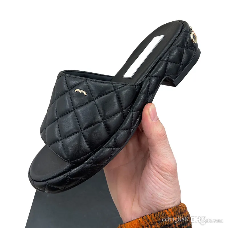 Slippers pour femmes Designer Low Heels Sandales Classic Black Mules Luxurys Hardware Matelasse Sliders Slip-On Beach Shoe Outdoor Outdoor Casual Slingbacks Mandis pour cadeaux