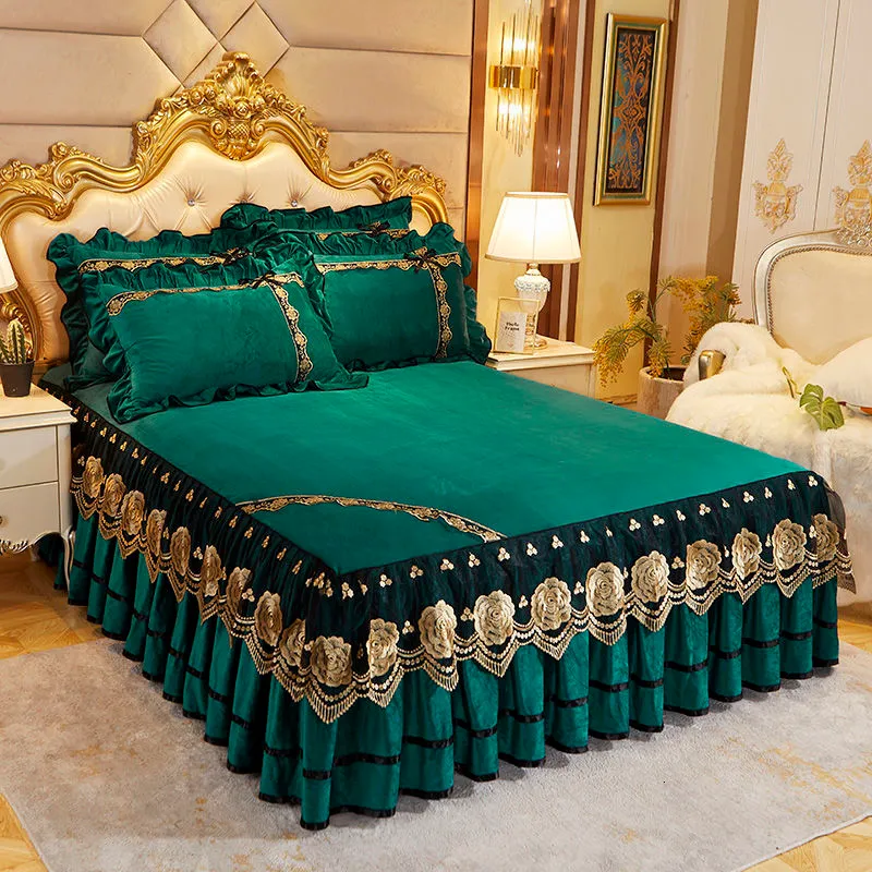 Gonna da letto Copriletto in velluto di cristallo Gonne da letto in pizzo peluche Set di biancheria da letto ricamata con piumino sottile con federe per Queen King Size 230211