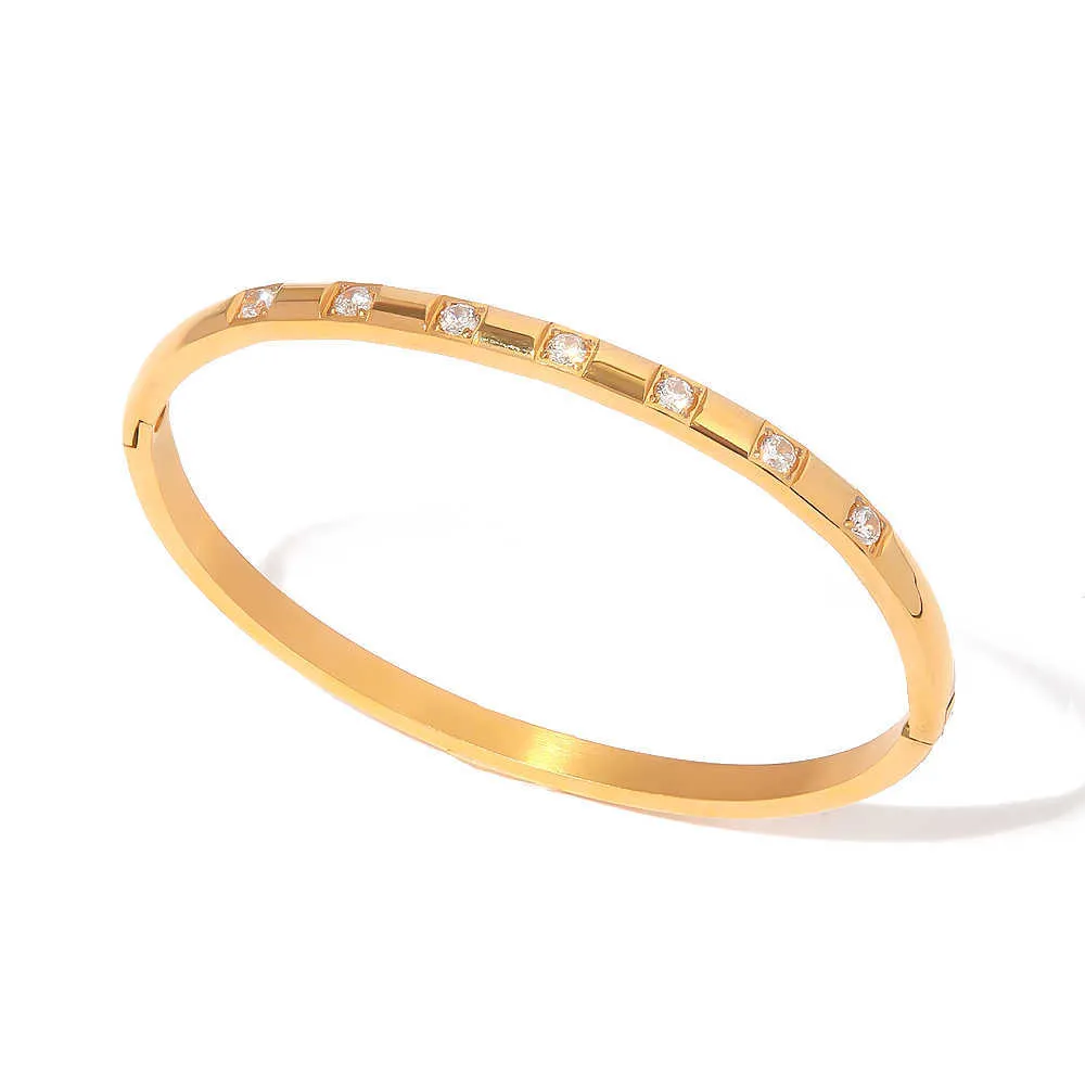 Bangle Youthway Luxury White Cubic Circonia Bangle из нержавеющей стали металл 18 K PVD.