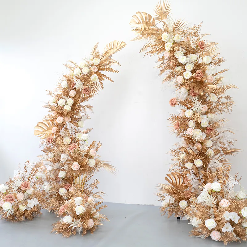 Décoration de fond de mariage haut de gamme Porte arche corne avec feuille d'or Arrangement de fleurs de rose blanc ensemble pour la mise en page du site de la fête