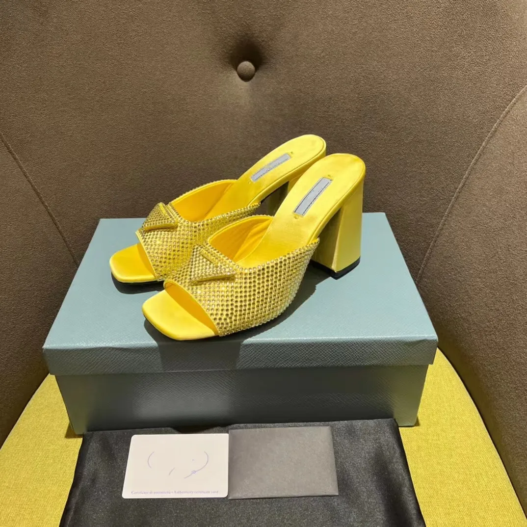 Strass pantoufles designer de luxe classique jaune femmes chaussures habillées à talons triangle boucle décoration 9CM talon épais sandales de plage 35-42 avec boîte