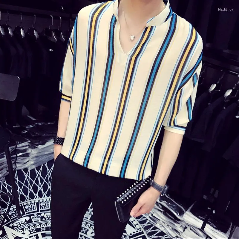 Herrpolos 2023 Summer Fashion Contrast Color Vertical Stripe V-ringning Halvärmad Polo Shirt Men Chemise Homme Loose Clothing