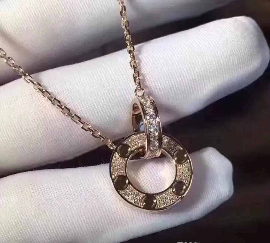 Collana di design classico di moda ciondolo collana amanti gioielli uomini e donne doppio anello diamante pieno due file di ciondolo di diamanti collana d'amore regali per gli amanti.