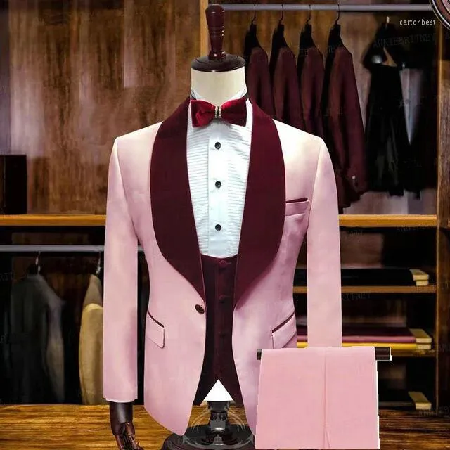 Abiti da uomo Custom Made Moda classica Smoking dello sposo rosa Testimoni dello sposo Scialle di velluto bordeaux Risvolto Abito da uomo Giacca da uomo da sposa