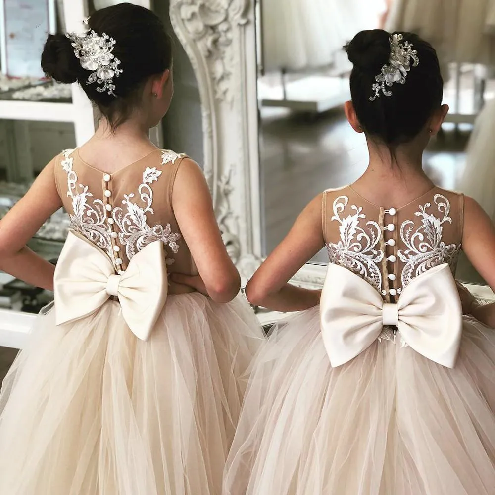 2023 Lätt Champagne Flower Girl Dresses Juvelhals ärmlös Princess Lace Applicques med Bow Kids Girls Pageant Dress Sweep Train Födelsedagsklänningar