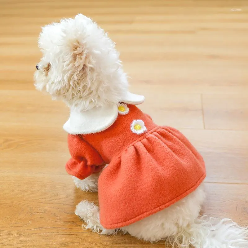 小型犬用の犬のアパレルペットの衣服猫の暖かく快適なプリンセススカート秋の冬のドールドールカラーの首輪の花ウール